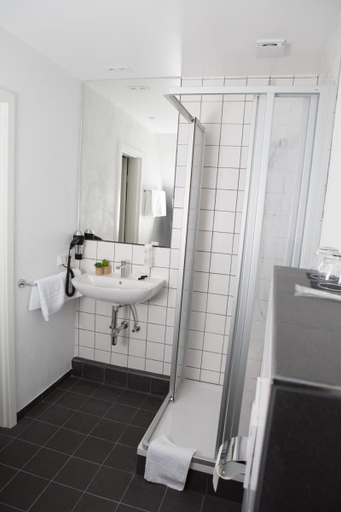 Bathroom 3, Eichhorns, Nordfriesland
