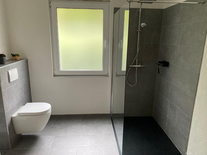 Shower 4, Ringtoys Rooms mit einem Gemeinschaftsbad One bathroom to share with four rooms, Vulkaneifel