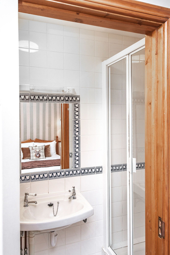 Bathroom 3, Trivelles Waterhall Country Hotel - Gatwick, West Sussex