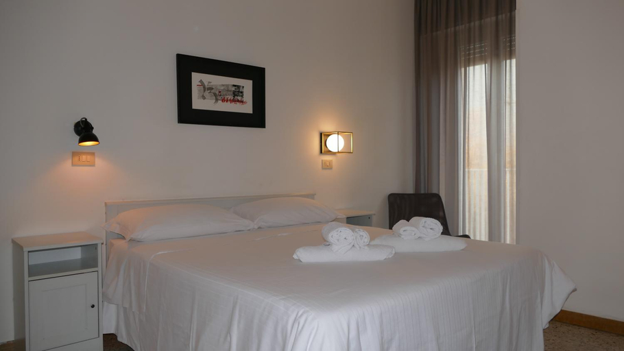 Bedroom 2, Hotel Spring, Rimini