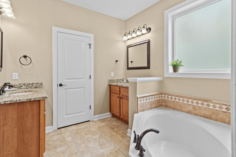 Bathroom 5, House of Kings, Okaloosa