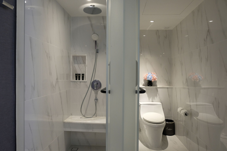 Bathroom 4, Ayathorn Bangkok, Pom Pram Sattru