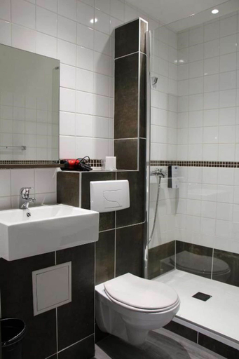 Bathroom 3, HOTEL KYRIAD VICHY, Allier