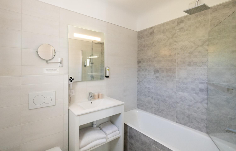 Bathroom 3, LOGIS Hotel St Sylvestre, Pyrénées-Atlantiques