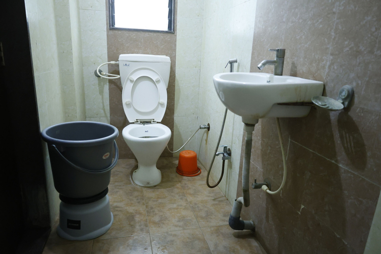 Bathroom 4, Balaji Lodging, Solapur