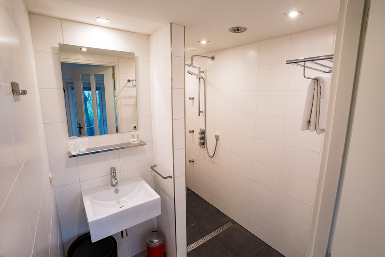 Bathroom 5, Simmerwille- rustig overnachten in de Alde Feanen, Boarnsterhim