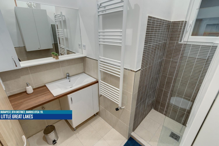 Shower 2, Little Americas Museum Apartments, Budapesti