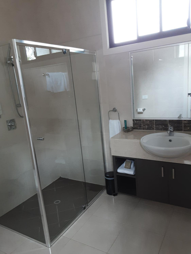 Bathroom 2, Adelphi Apartment 2- Poolside or Apartment 2A- King Studio, Campaspe - Echuca