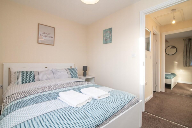 Bedroom 2, Beautiful 2-bedroom house with parking and garden, Wolverhampton