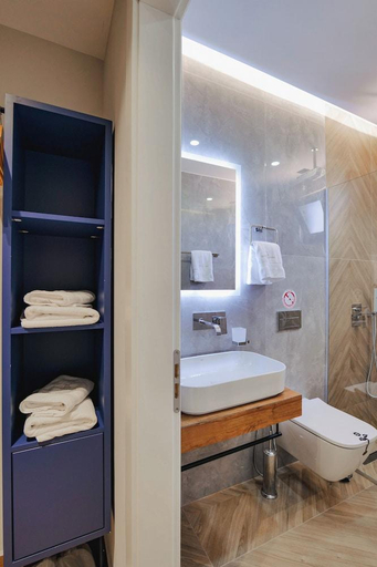 Bathroom 5, Duka's Boutique Hotel, Sarandës