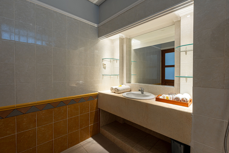Bathroom 5, Fourteen Roses Beach Hotel, Badung