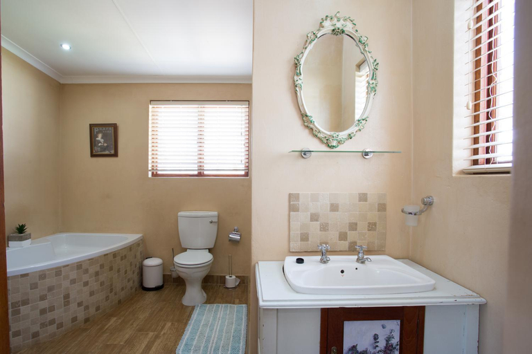 Bathroom 4, The Royal Steytlerville, Cacadu