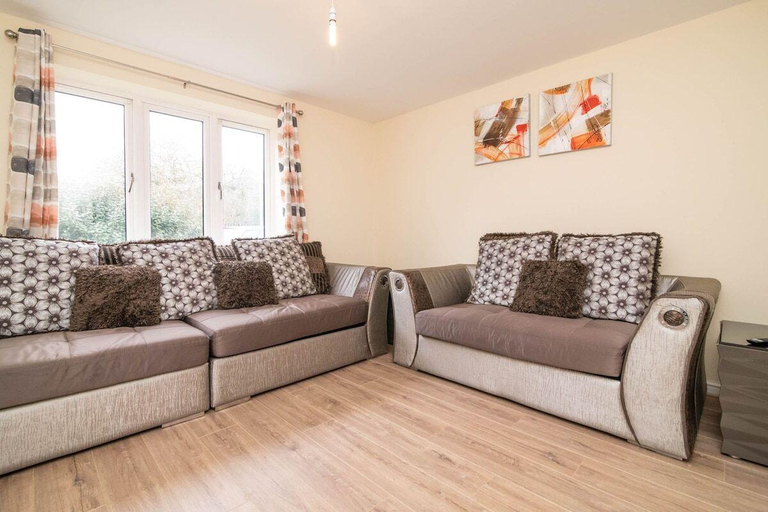 Others 3, Quiet and Lovely 3-bed house parking and garden, Wolverhampton