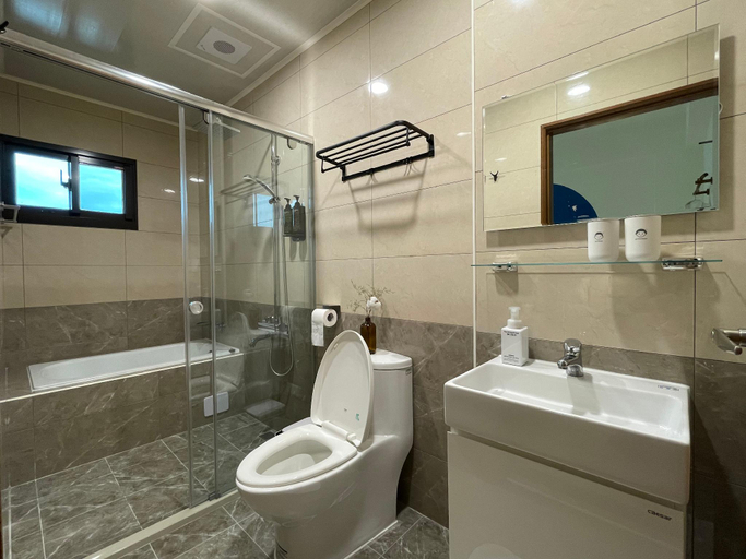 Bathroom 2, Luna-INN Homestay, Yilan