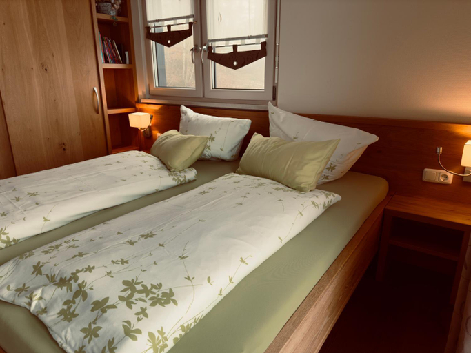 Bedroom 2, Die Triniushutte "Thuringens schonste Aussicht", Sonneberg