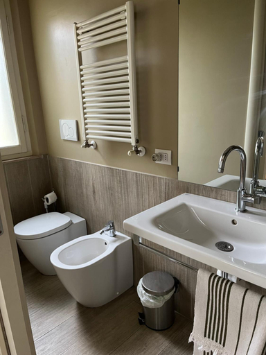 Bathroom 3, Acero Giallo, Parma