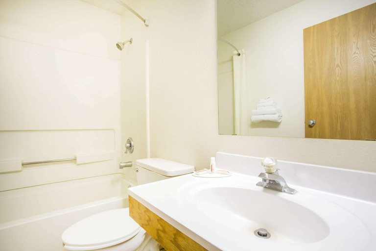 Bathroom 3, Super 8 by Wyndham Kingman, Mohave