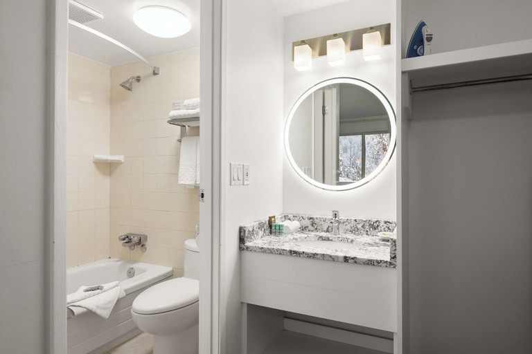 Bathroom 4, SureStay Hotel by Best Western Rossland Red Mountain, Kootenay Boundary