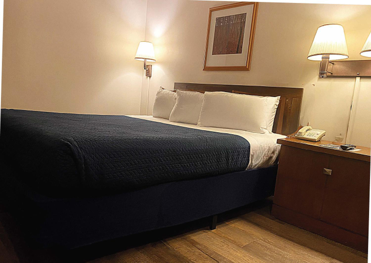 Bedroom 2, Village Inn on the Lake, Manitowoc