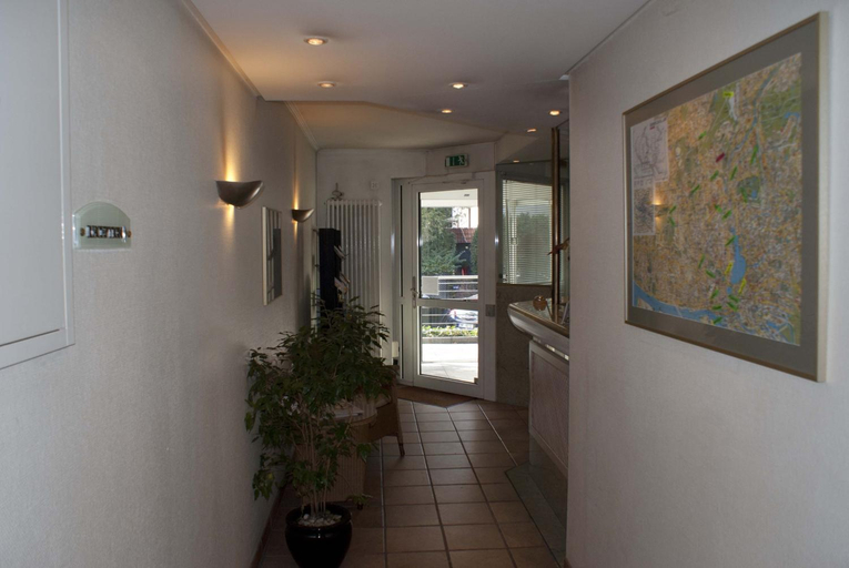 Public Area 3, Entree Hotel Gross Borstel Garni, Hamburg