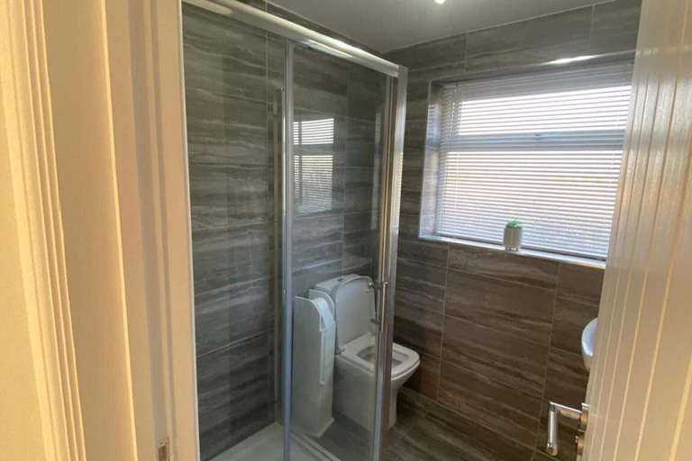 Bathroom 4, Prestatyn 2-bed Bungalow, Sleeps 5 With Hot Tub, Denbighshire