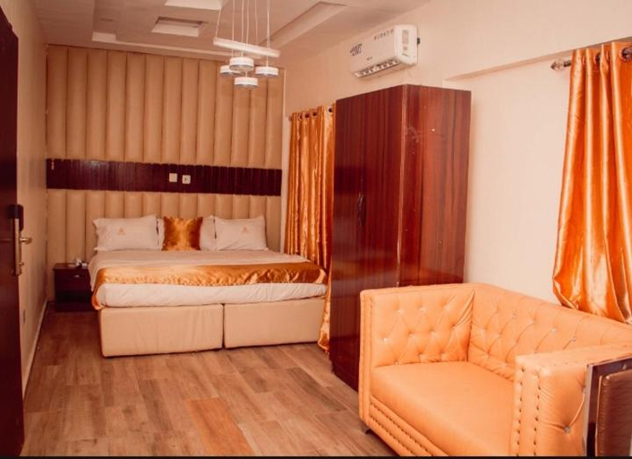 5, HOTEL D RITZ, Ede North
