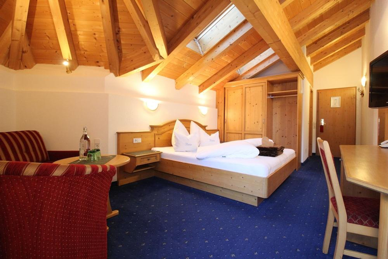 Bedroom 3, Hotel Hollroah, Landeck
