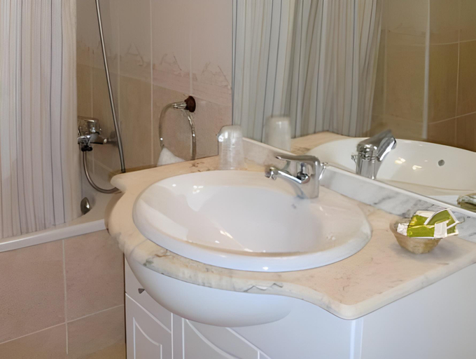 Bathroom 4, Hotel Arnal, Huesca