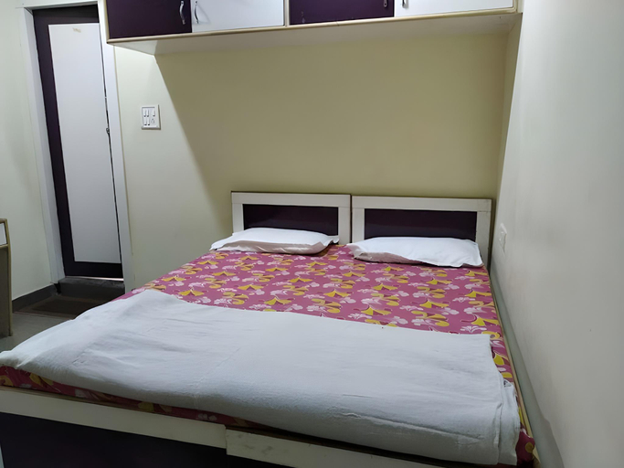 Bedroom 2, Chaitanya Kalyan Guest House, Gwalior