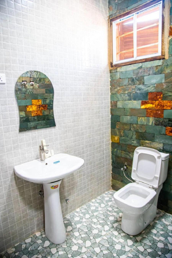 Bathroom 2, Bays Boutique Apartment, Tema