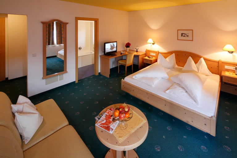 Bedroom, Hotel Am Reschensee, Bolzano