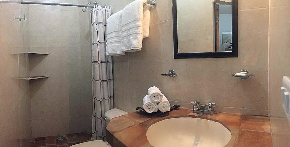 Bathroom 3, Suites 15 Avenida, Tapachula