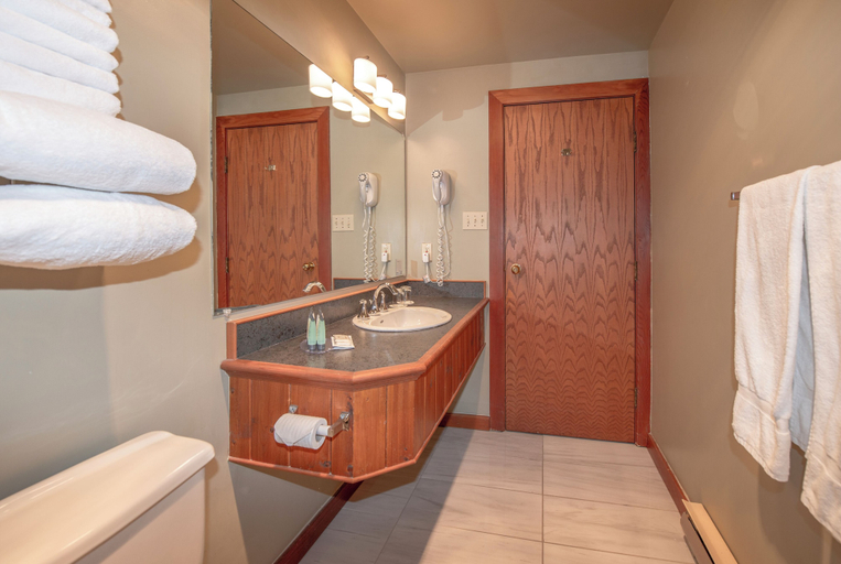 Bathroom 5, Painter's Lodge, Comox-Strathcona