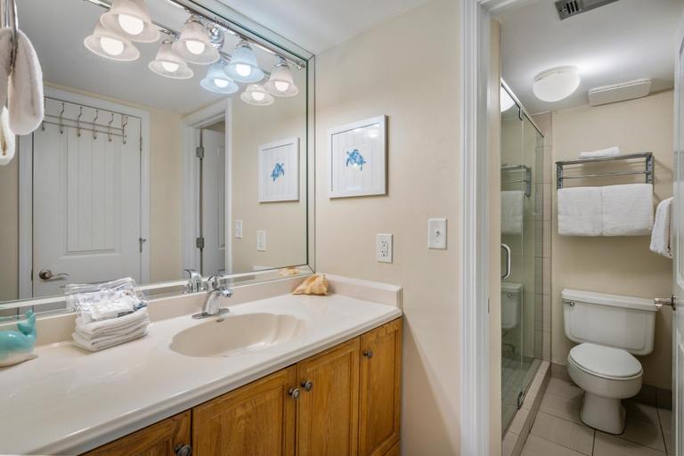 Bathroom 3, The Whaler B6, Baldwin