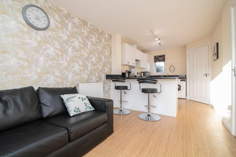 Others 4, Beautiful 2-bedroom house with parking and garden, Wolverhampton