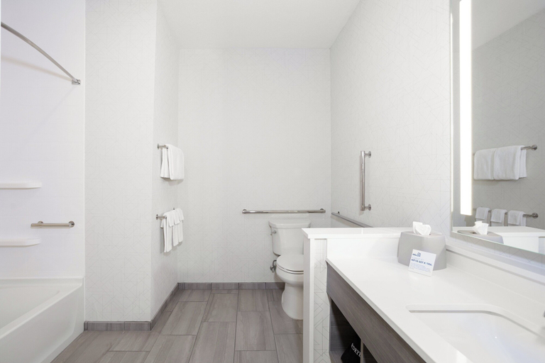 Bathroom 5, Holiday Inn Express WILLIAMSTON by IHG, Martin