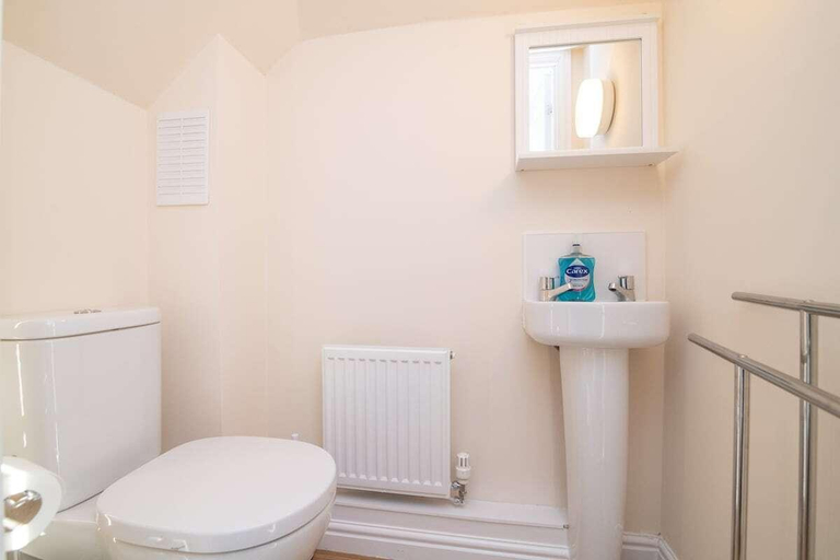 Bathroom 3, Beautiful 2-bedroom house with parking and garden, Wolverhampton