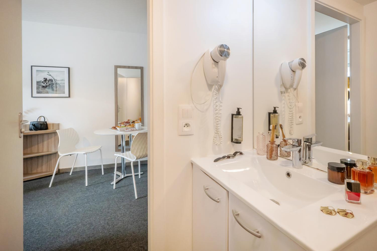 Bathroom 4, Nemea Appart Hotel Elypseo Strasbourg Port, Bas-Rhin