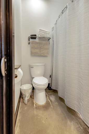 Bathroom 3, Modern deluxe suite for 10 with pool, Franklin