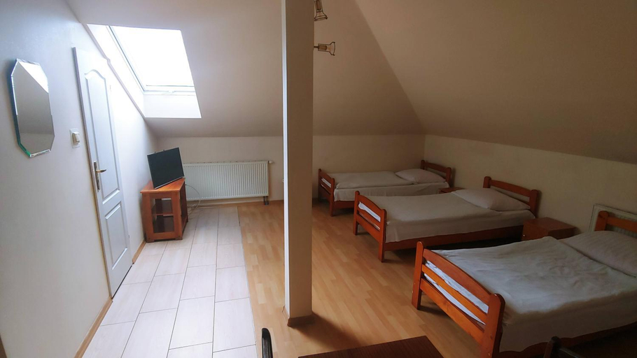 Others 5, Hotel E7, Radom