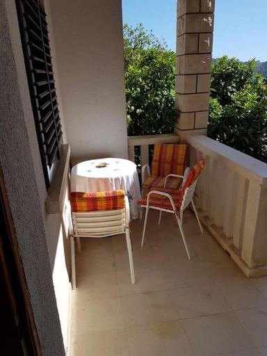 5, Apartment Tina, Blato