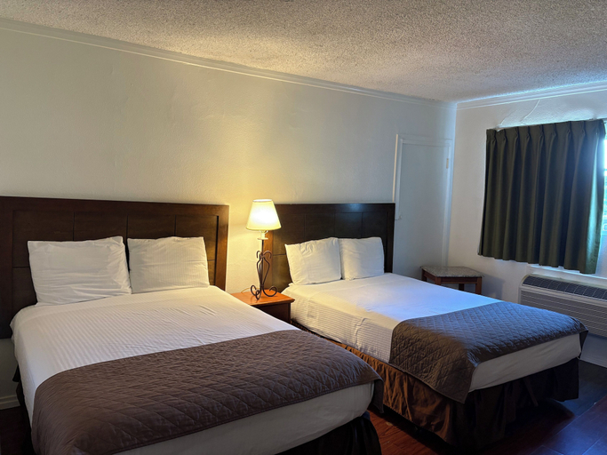 Bedroom 4, Hometown Inns North Hills, Los Angeles