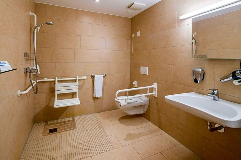 Bathroom 3, PLAZA INN Bad Rappenau, Heilbronn