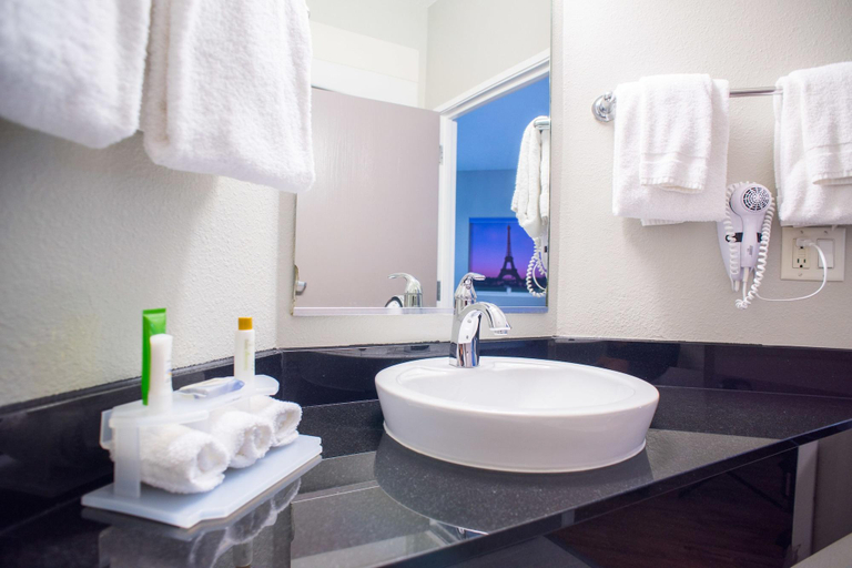 Bathroom 4, Studio Z, an Ascend Collection Hotel, Pulaski