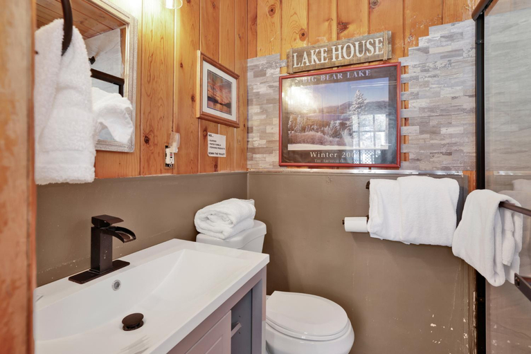 Bathroom 2, Sunrise Lakefront Family Cabin by Big Bear Vacations, San Bernardino