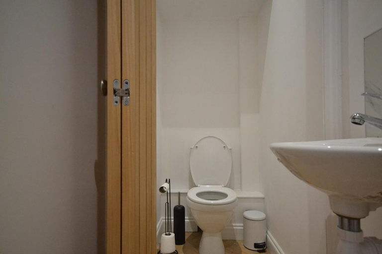 Bathroom 3, Acorn Cottage, Pembrokeshire