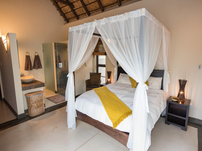 2, Luxury villa with a swimming pool in Hoedspruit, Mopani
