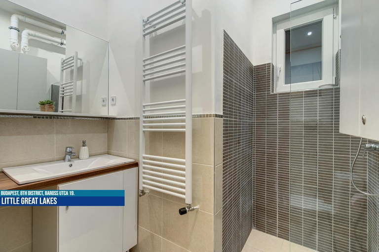 Shower 3, Little Americas Museum Apartments, Budapesti