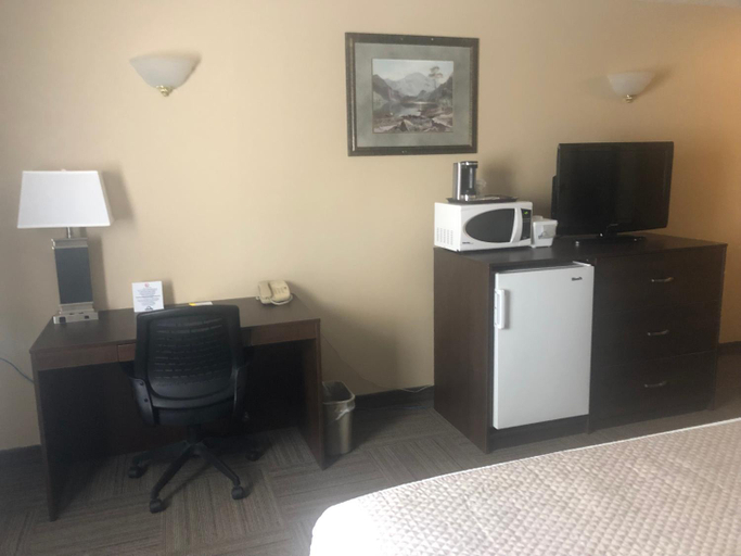 Bedroom 3, Days Inn By Wyndham Hinton, Division No. 14