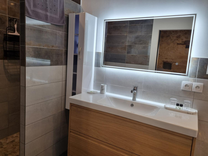 Bathroom 2, Le Clos de la Caneda, Dordogne